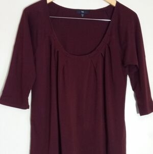 Gap pleated scoop neck top with 3/4 length sleeves in wine color